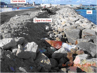 Figure 9 : Photos du terre-plein du port de Cherbourg en construction (Bénard, 2006)